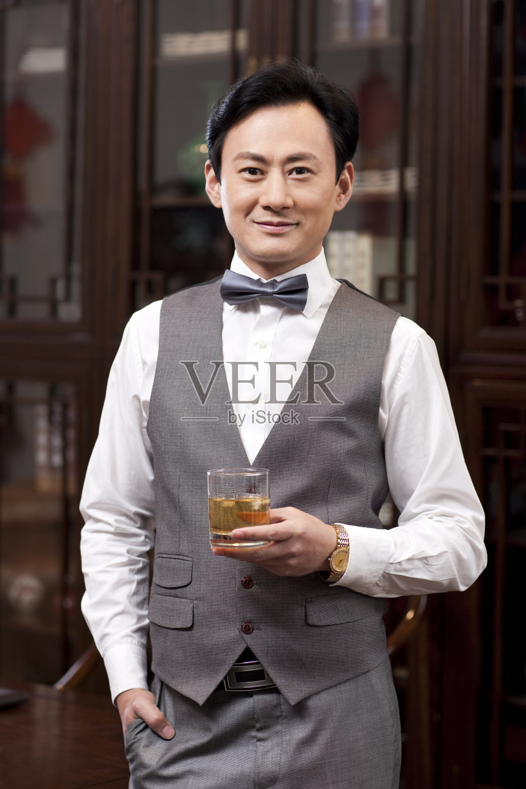 商务男士品尝美酒照片摄影图片