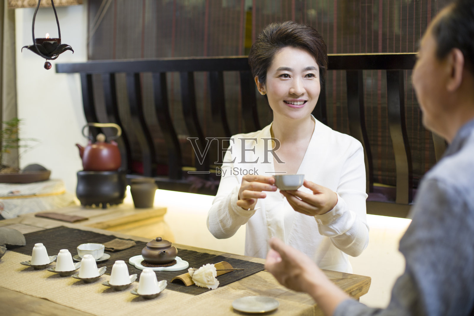 两位朋友在茶馆喝茶聊天照片摄影图片
