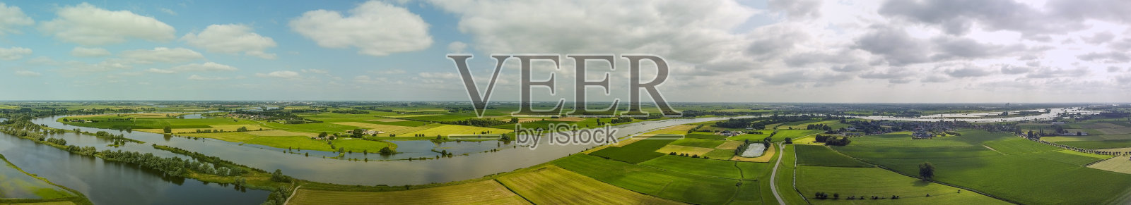 大雨过后,伊塞尔河泛滥的平原照片摄影图片