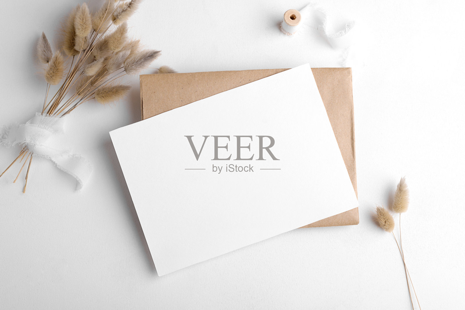 婚礼文具邀请卡模型在白色背景与信封和波西米亚装饰7x5照片摄影图片