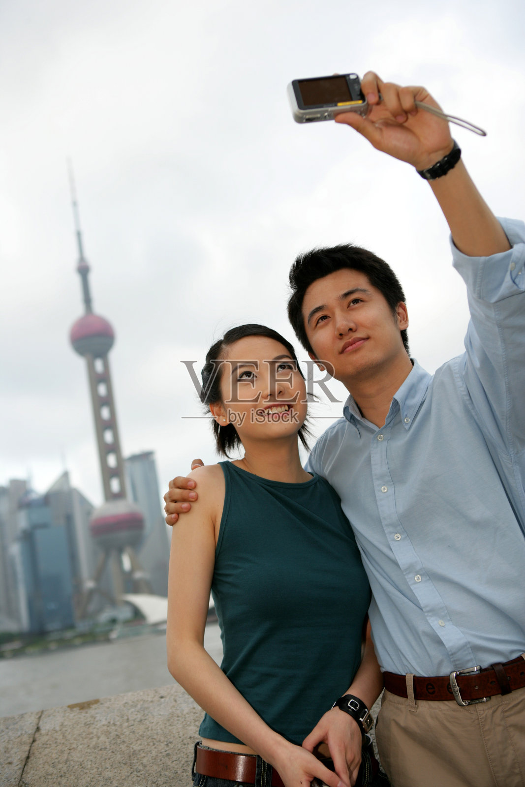 外滩黄浦江边一对情侣拍照留念照片摄影图片