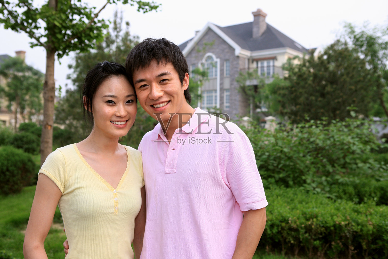 东方情侣户外散步照片摄影图片