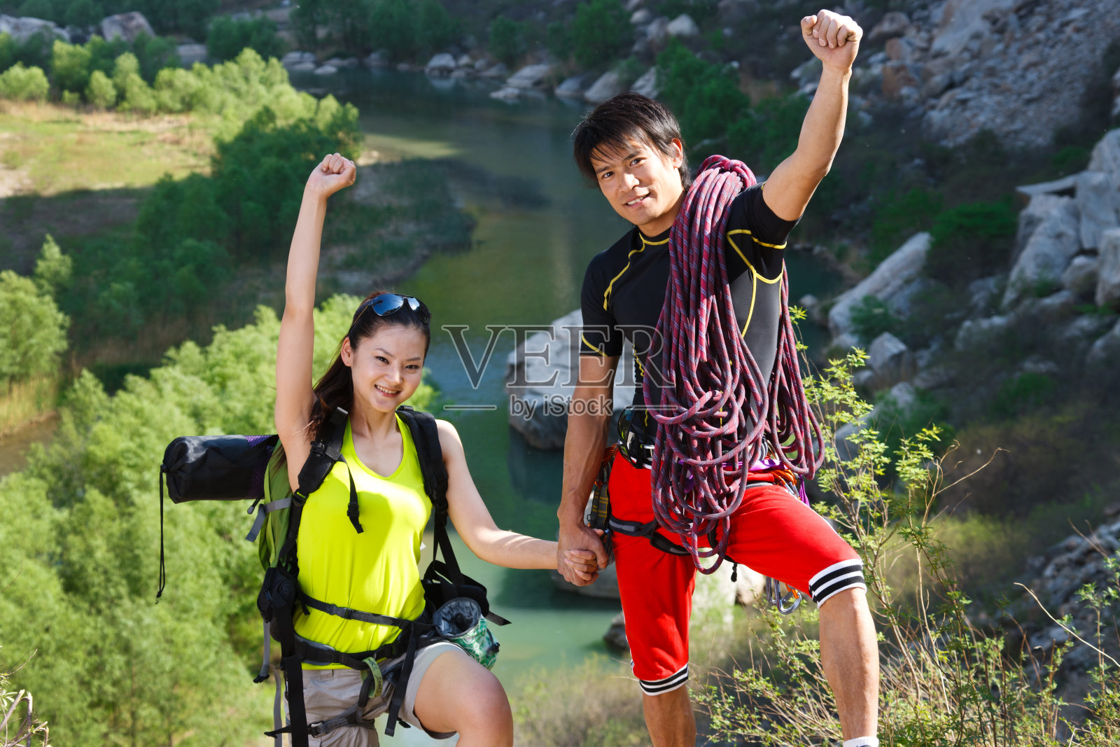 东方情侣户外攀岩照片摄影图片