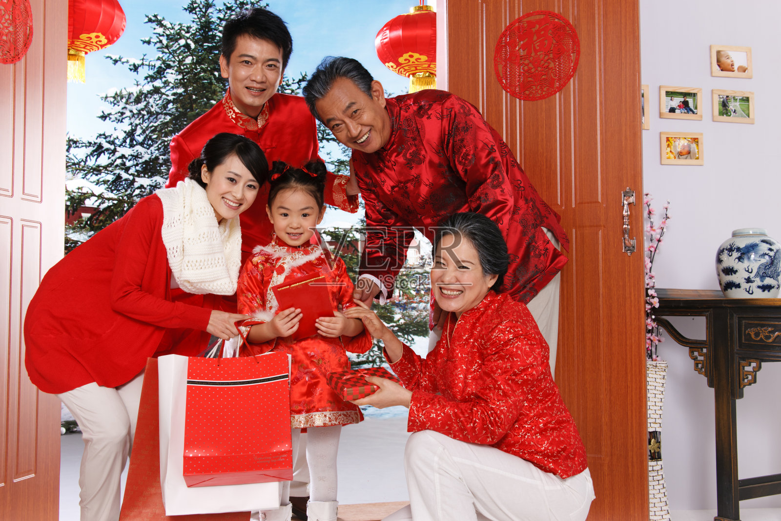 东方家庭过年照片摄影图片