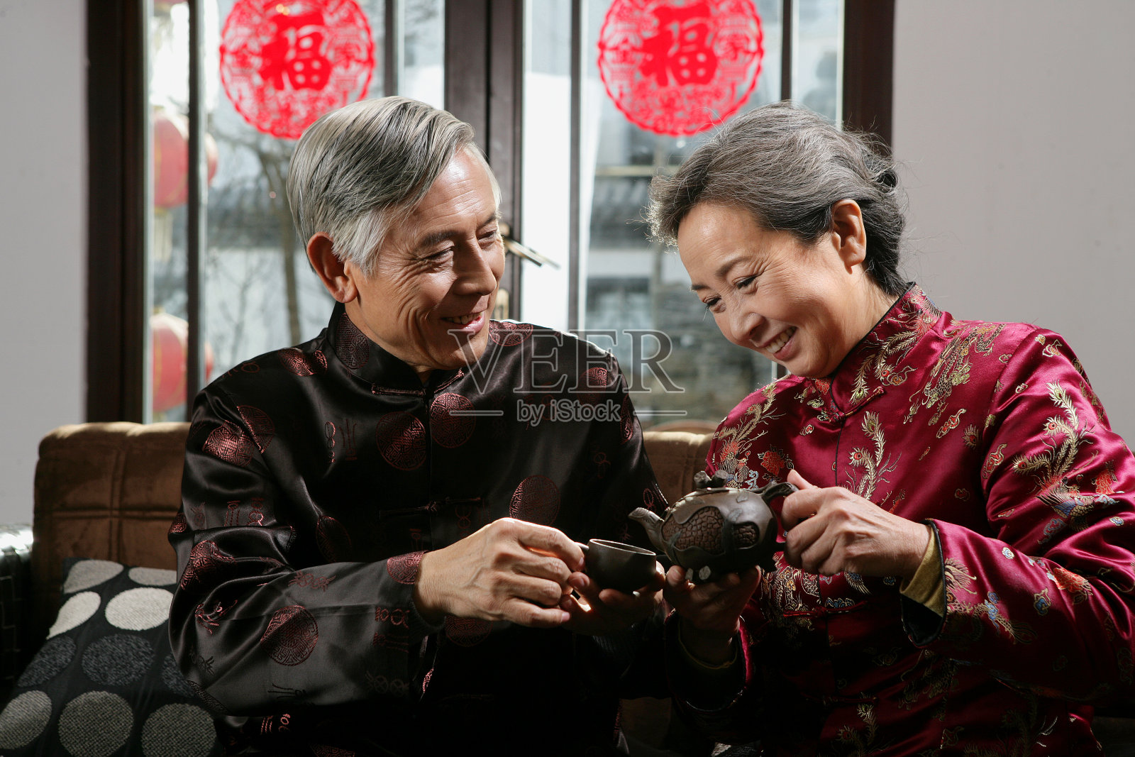 中国老年夫妇喝茶照片摄影图片
