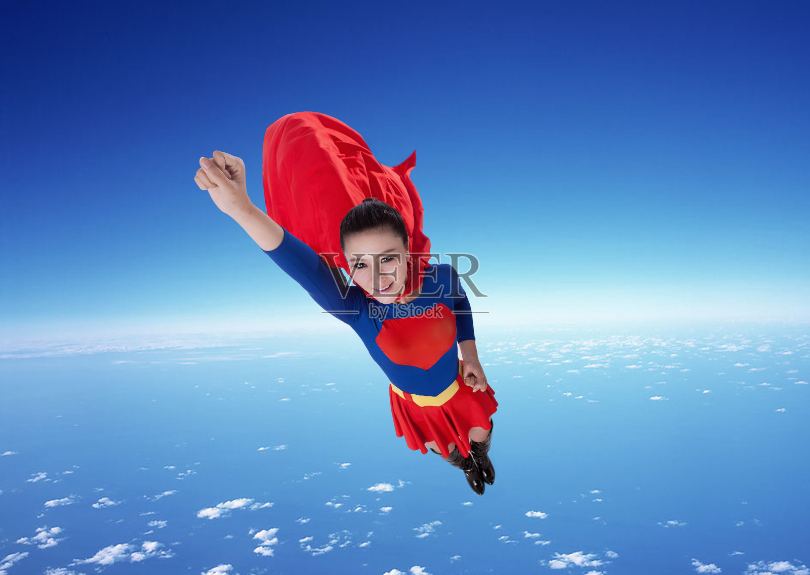 飞着的女超人照片摄影图片