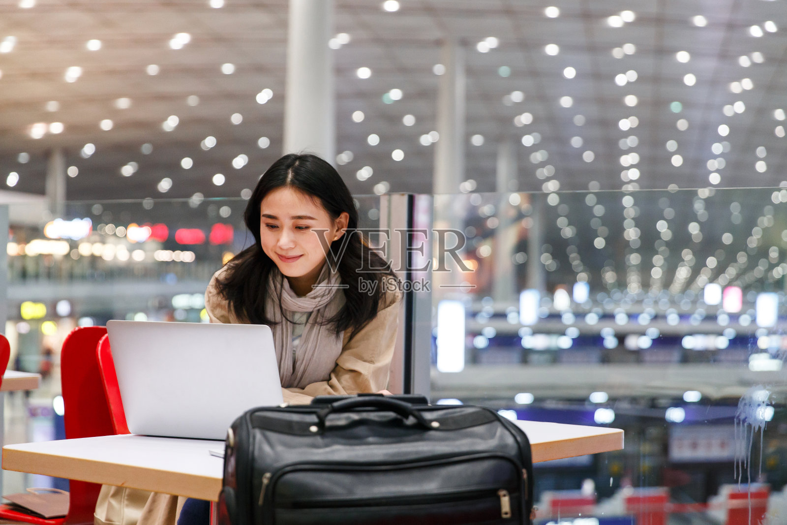 商务女人在候机厅照片摄影图片