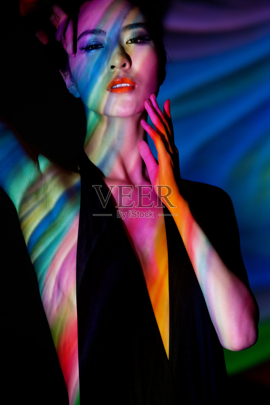 投影下的年轻女人照片摄影图片