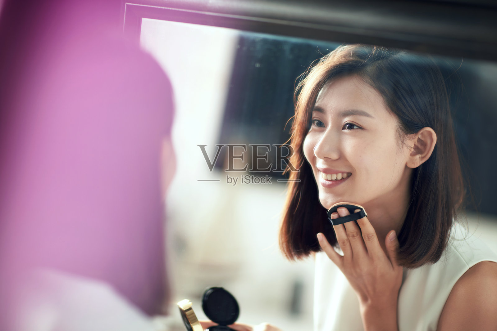 年轻美女扑粉化妆照片摄影图片