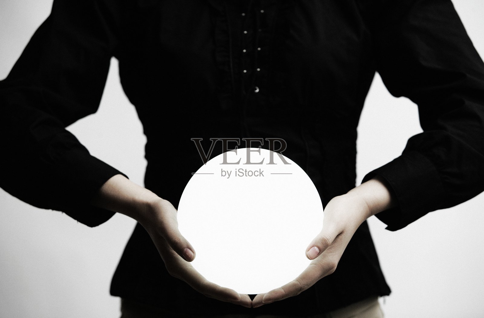 手拿光球照片摄影图片