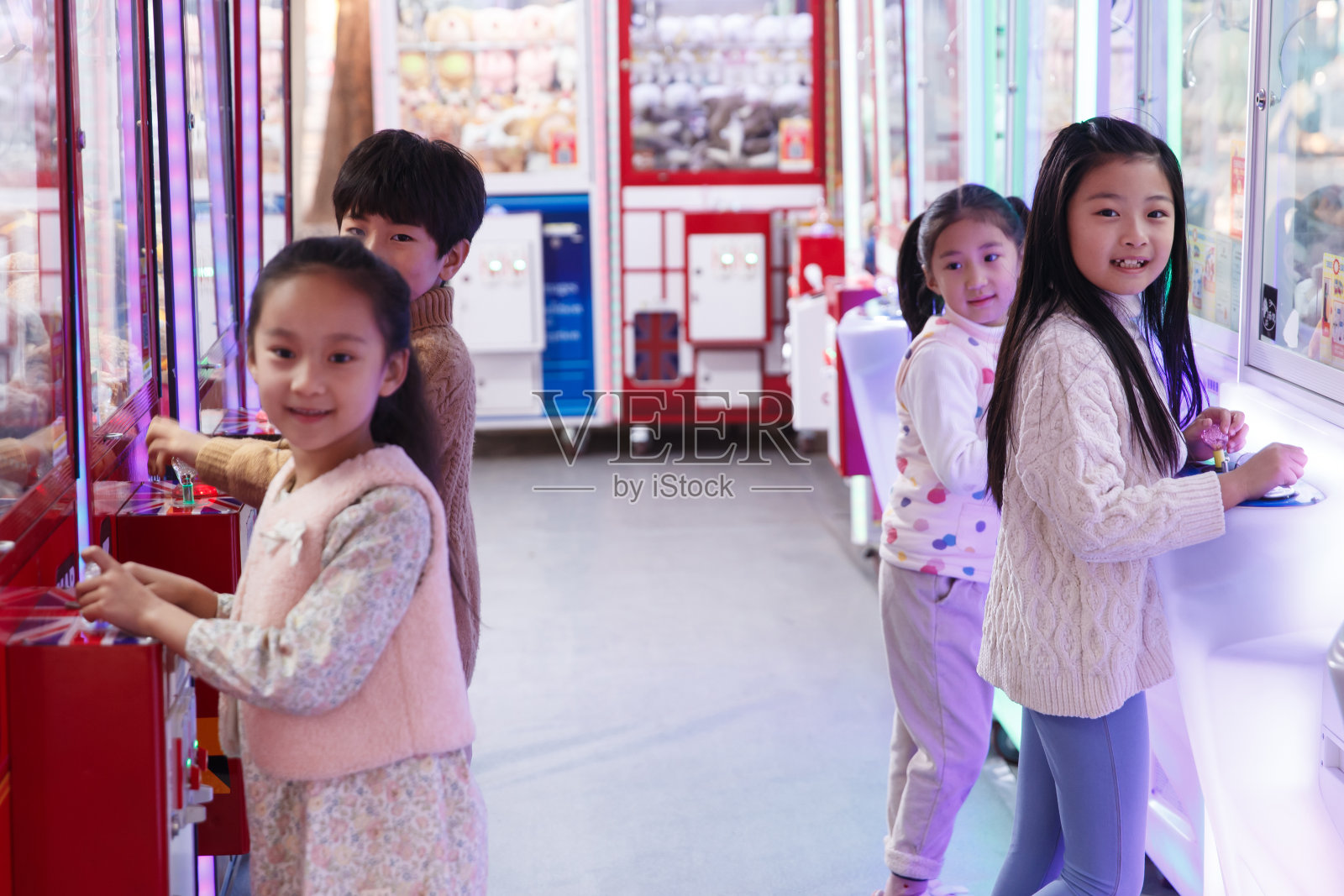 男孩女孩在游戏厅玩耍照片摄影图片