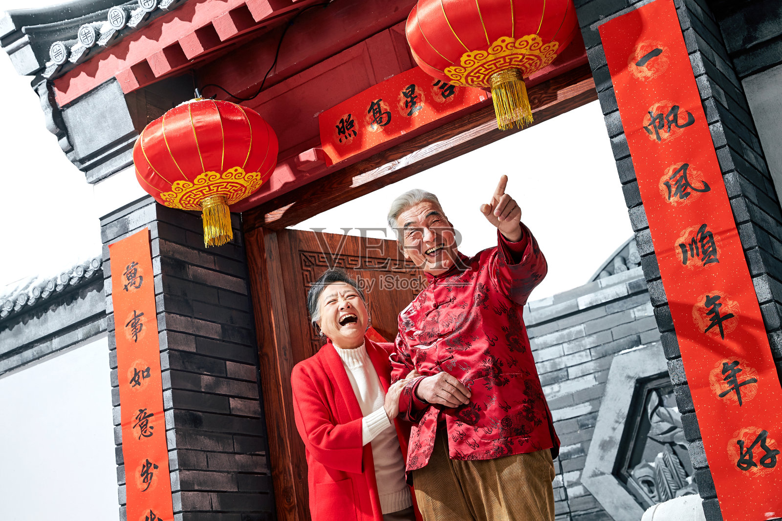 老年夫妇过新年照片摄影图片