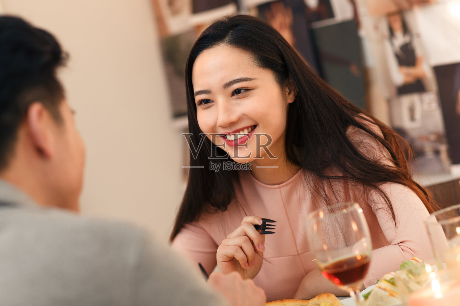 青年情侣吃晚饭照片摄影图片