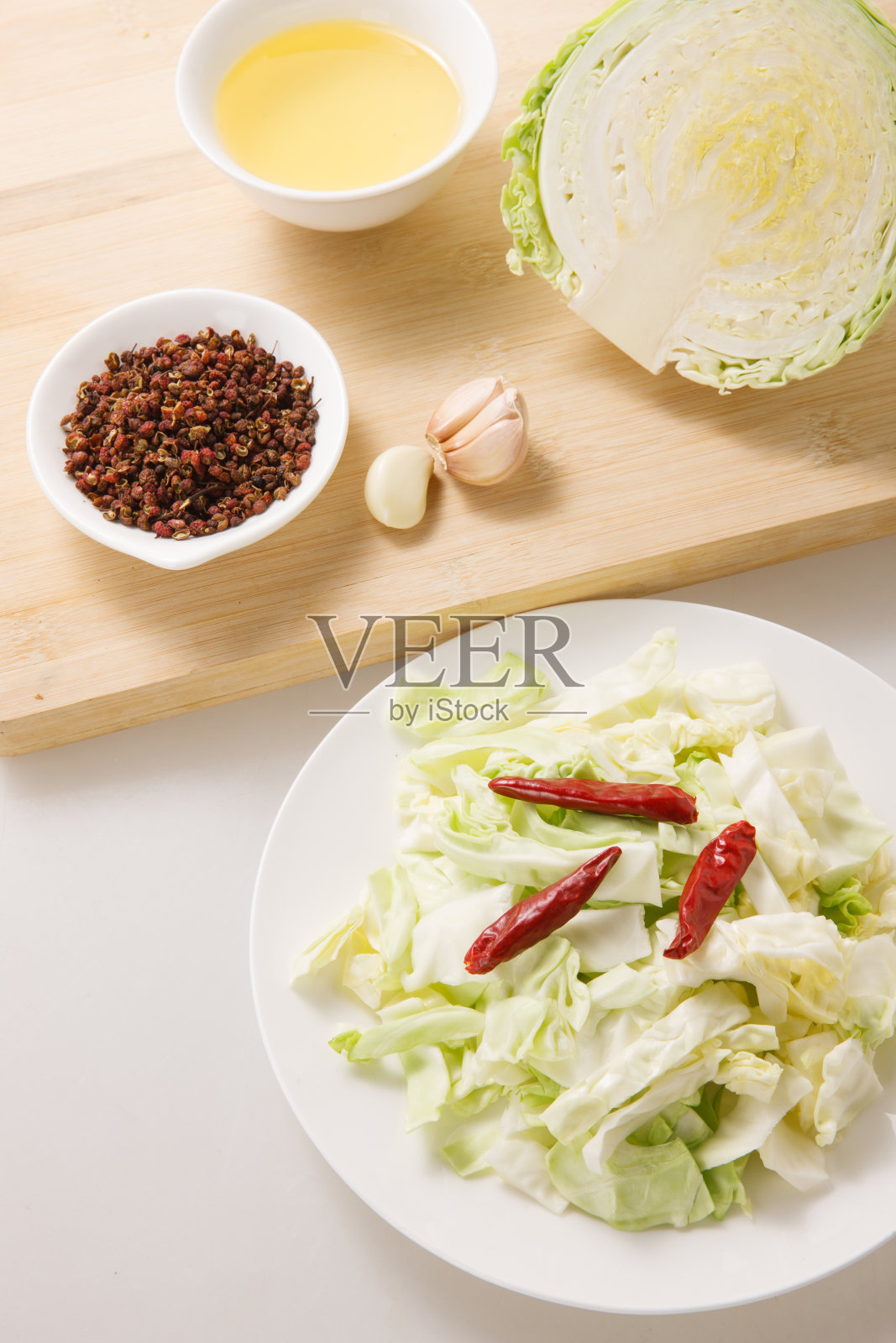 炒圆白菜的食材照片摄影图片