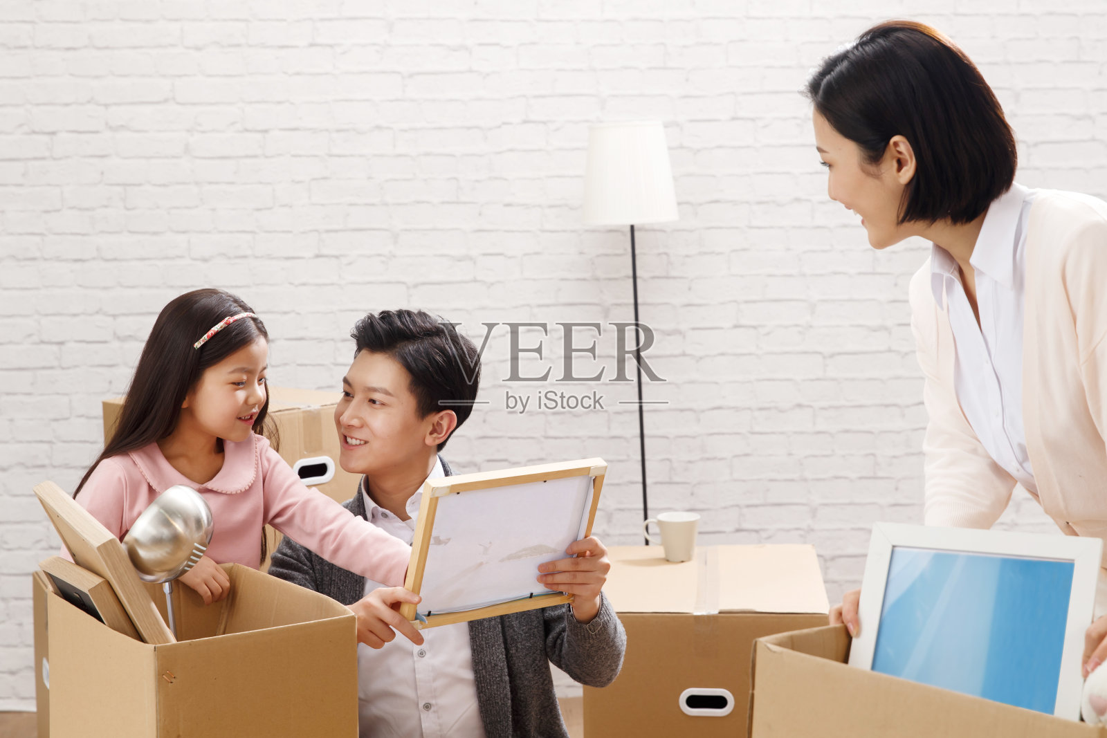 快乐家庭搬新家照片摄影图片