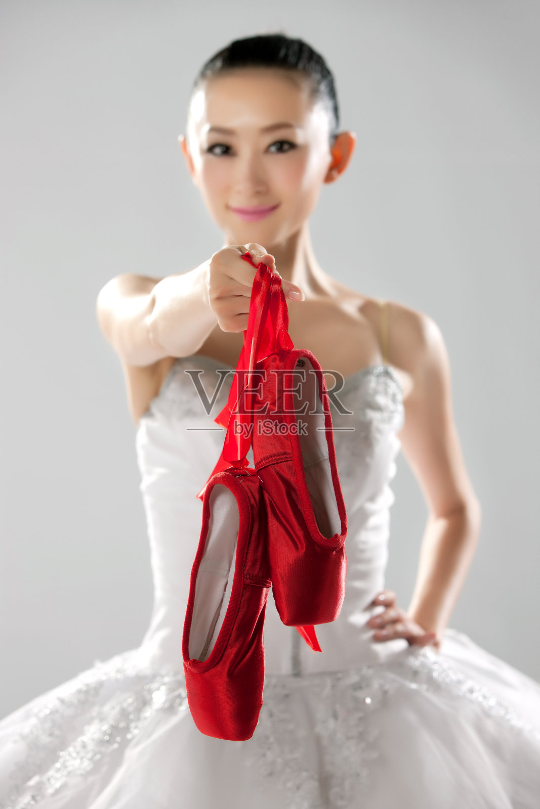 青年女人拿着芭蕾舞鞋照片摄影图片