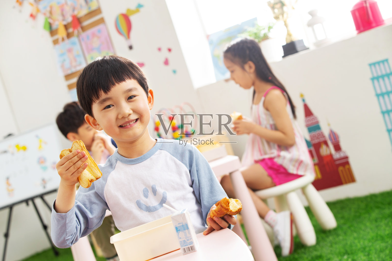 幼儿园小朋友用餐照片摄影图片