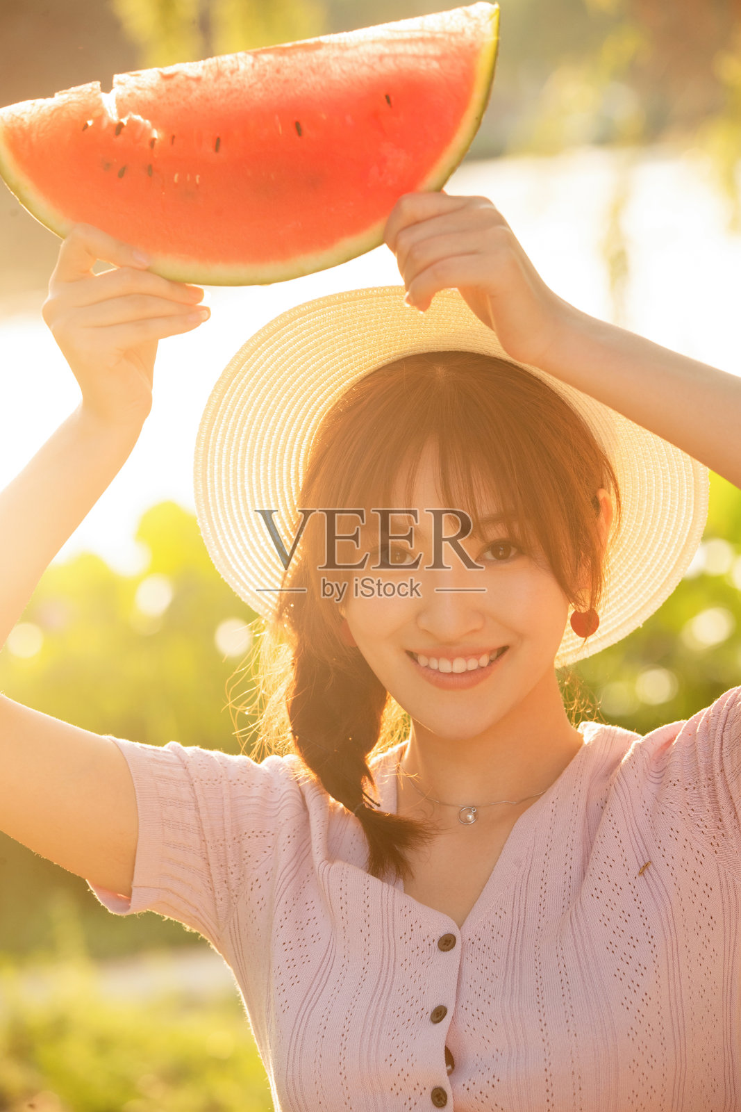 拿着西瓜的快乐青年女人照片摄影图片