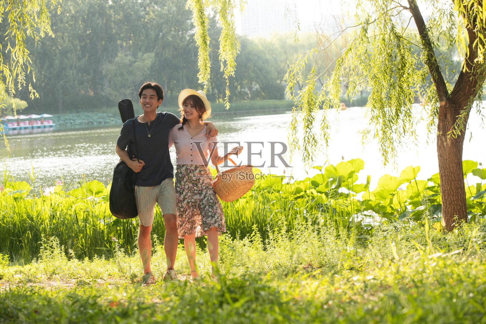 在公园里郊游的幸福情侣照片摄影图片