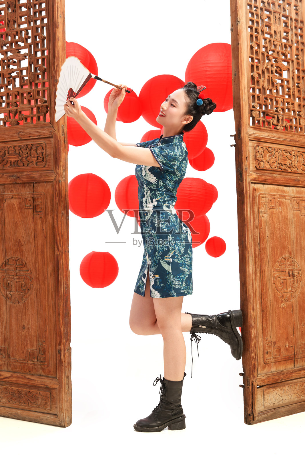 漂亮女人在扇面上写字照片摄影图片