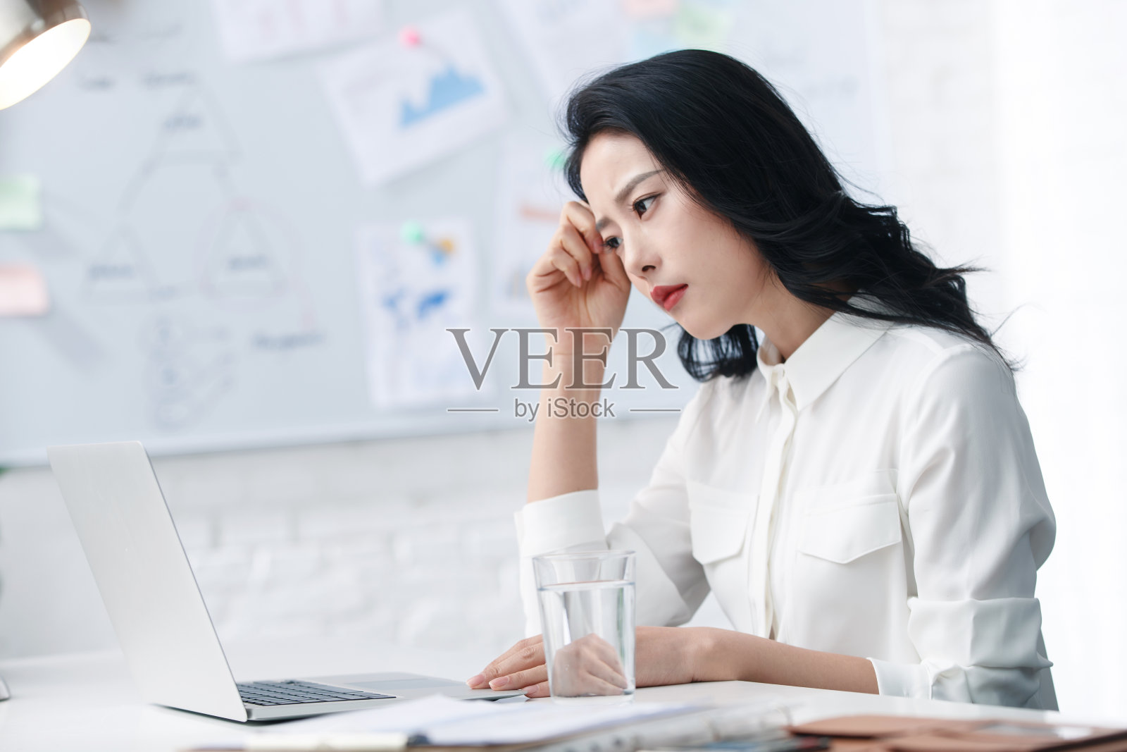 青年商务女人在办公照片摄影图片