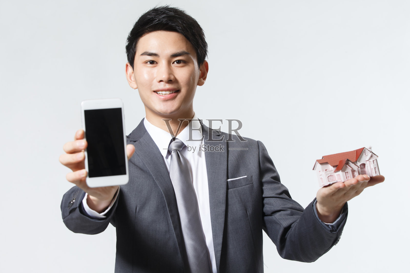 商务男人拿着房屋模型照片摄影图片