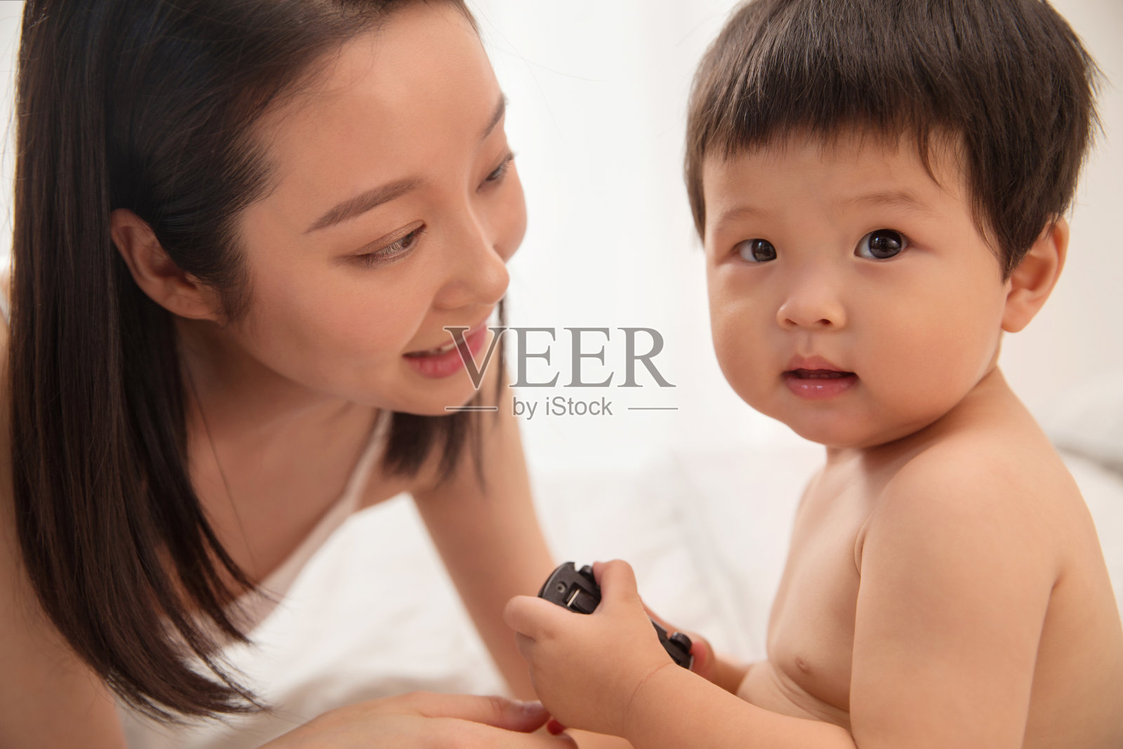 妈妈陪宝宝玩耍照片摄影图片