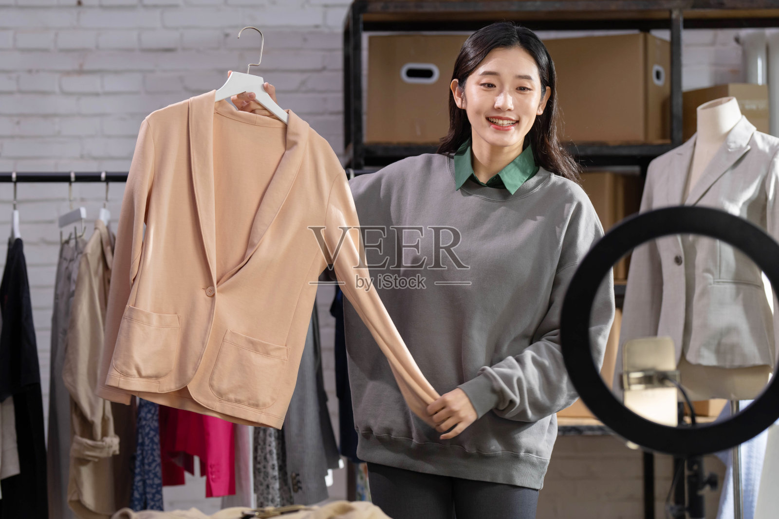 电商模特直播带货照片摄影图片