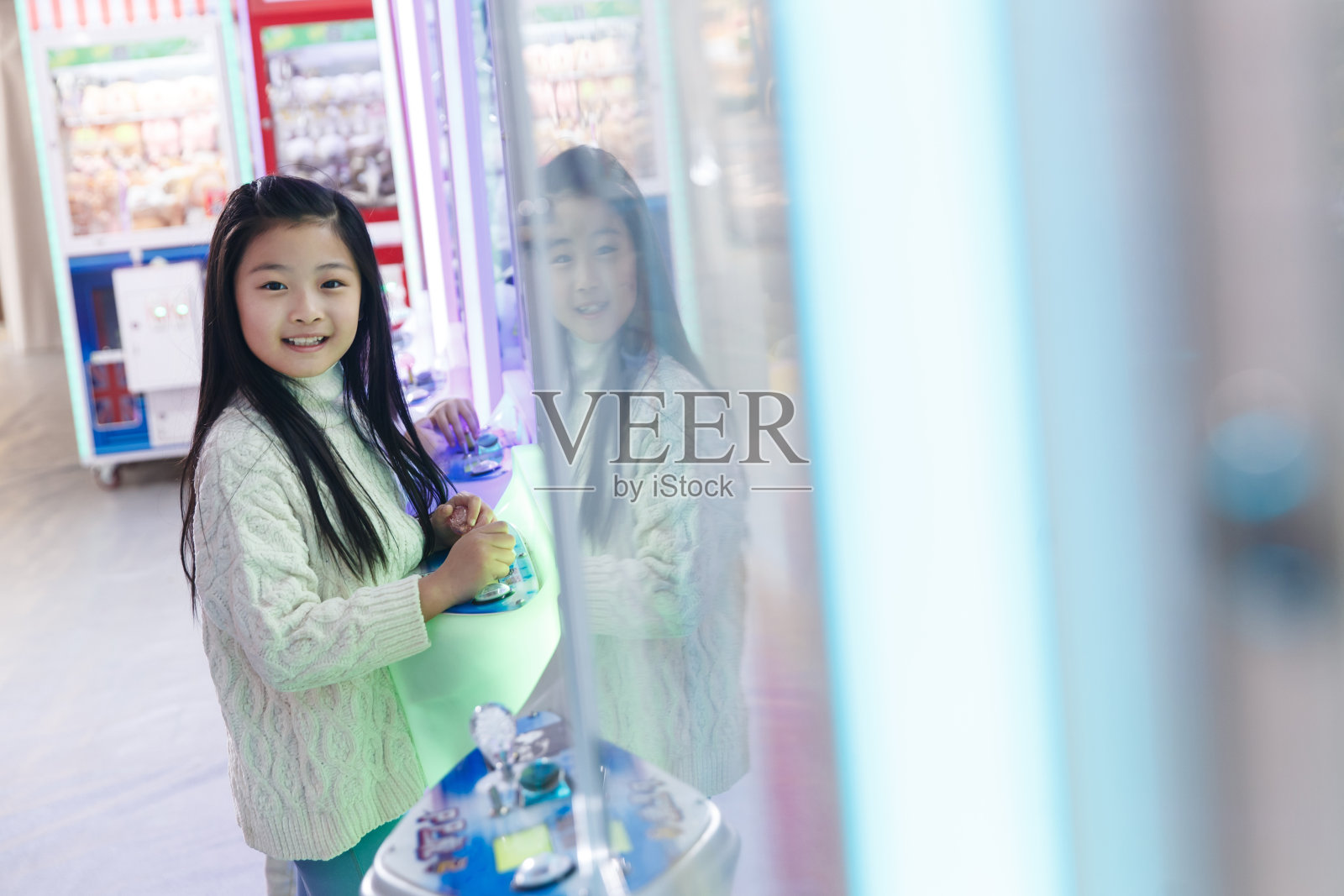 可爱的女孩在游戏厅玩耍照片摄影图片