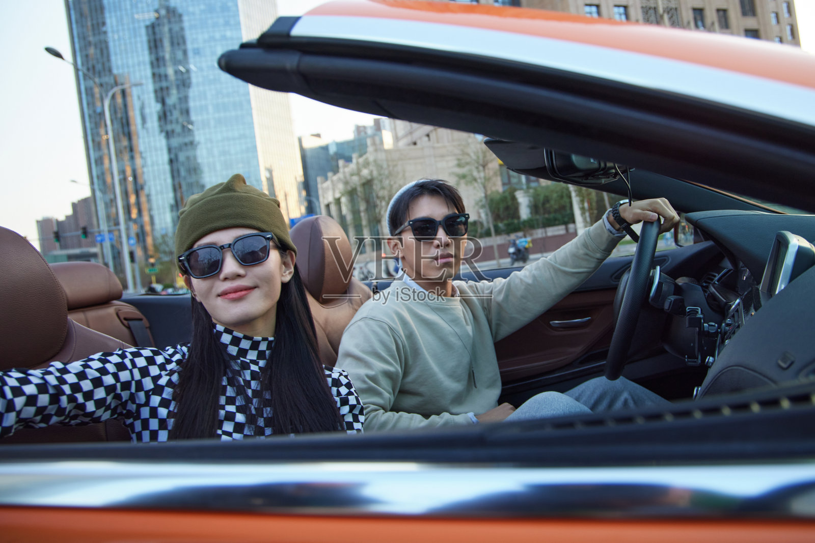 青年情侣驾驶跑车出行照片摄影图片