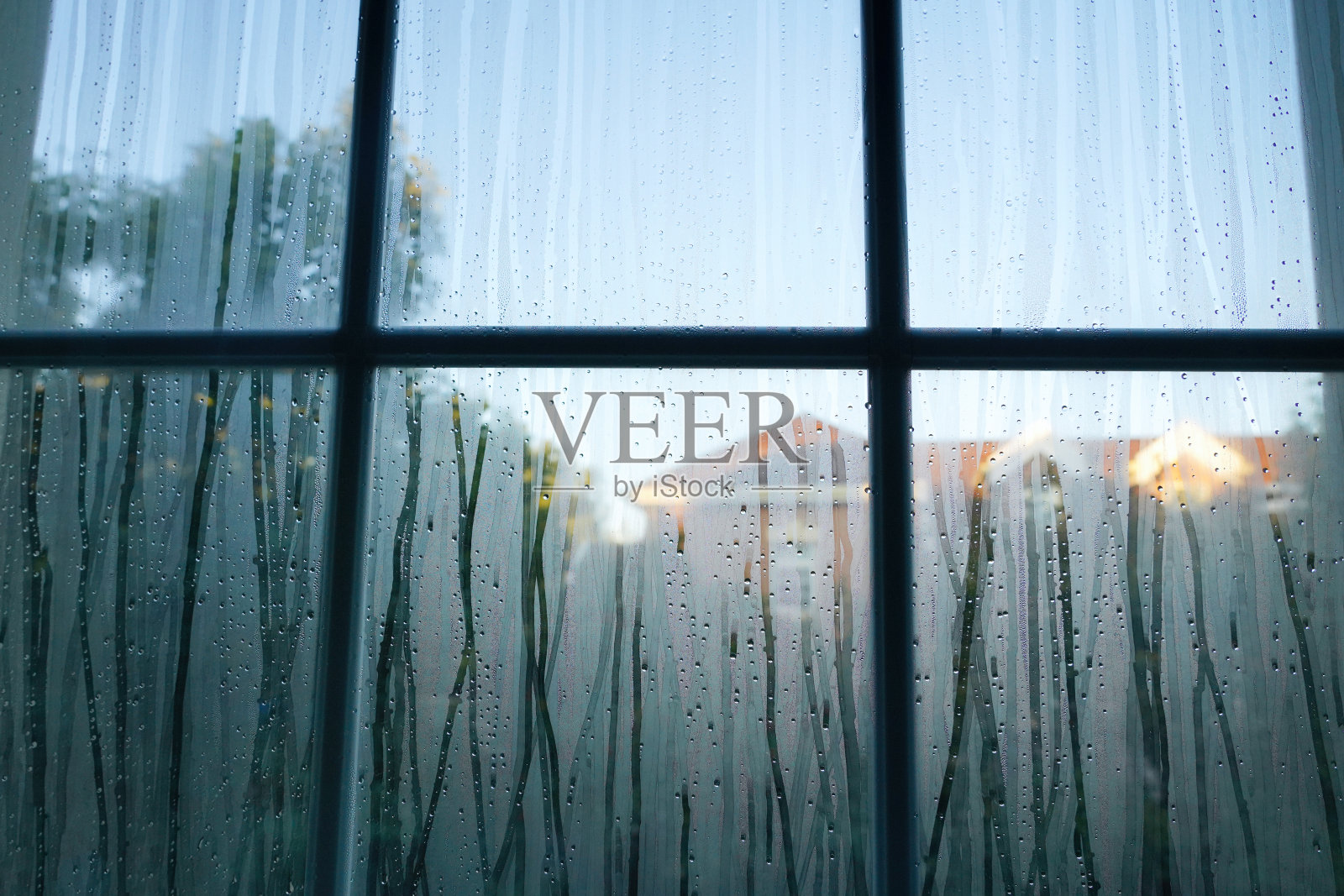 透过雨后的窗户看天气转晴阳光别墅照片摄影图片