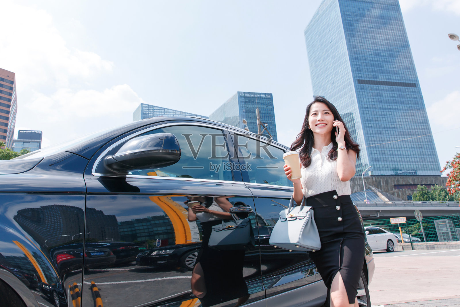 打电话的漂亮年轻商务女性照片摄影图片