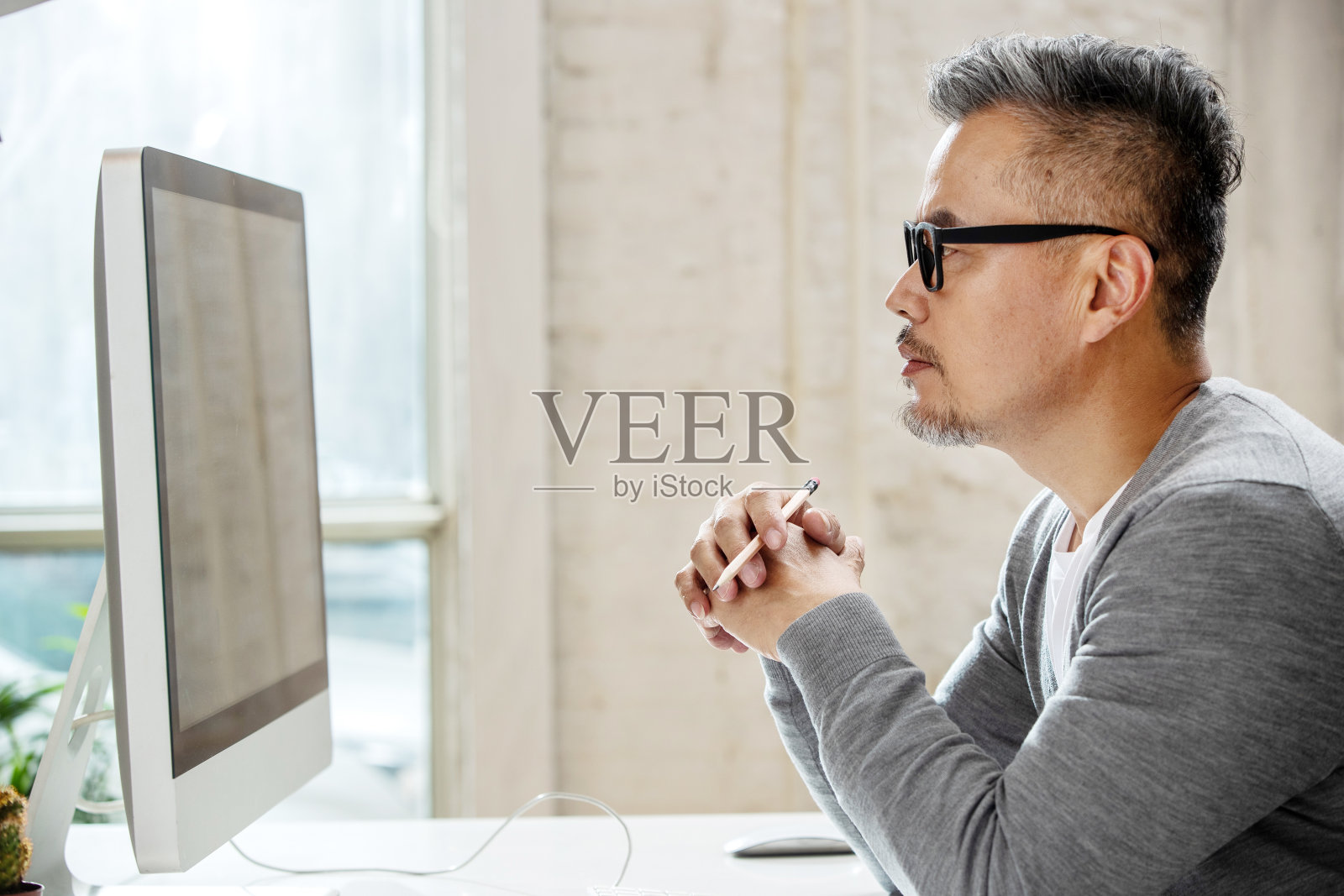 在室内办公的中老年设计师男士照片摄影图片