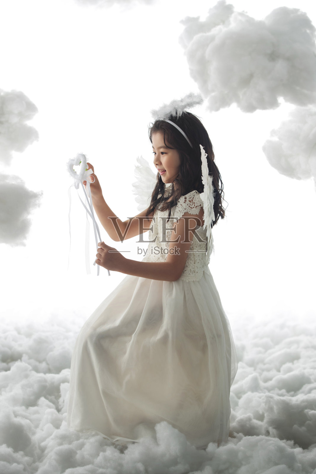 天使装扮的快乐小女孩照片摄影图片