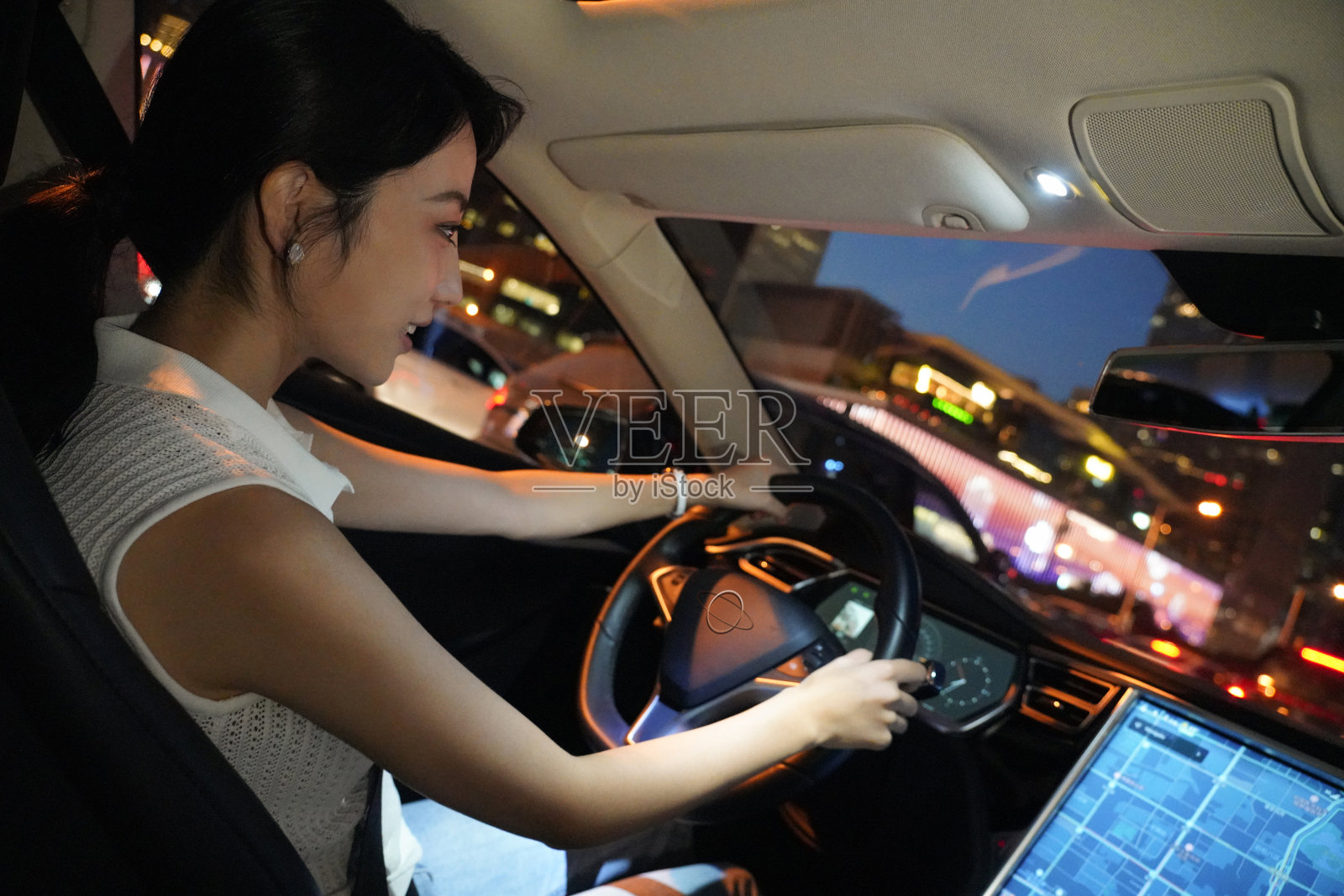 按屏幕地图开车的青年女人照片摄影图片