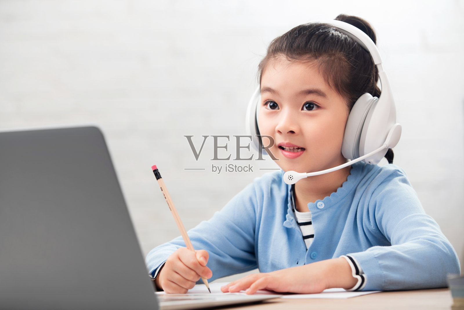 小学女生在线学习照片摄影图片