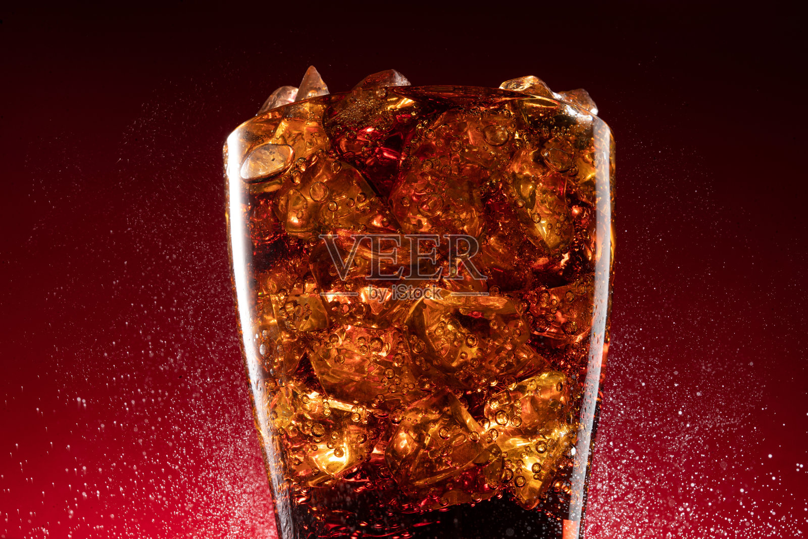 装满冰块的杯装可乐照片摄影图片