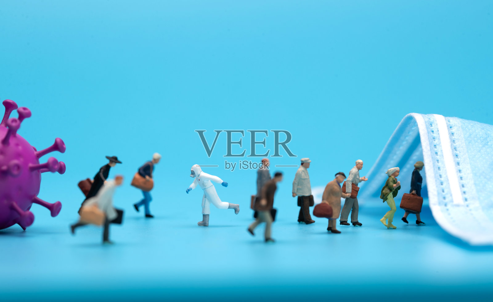 医务工作者和人群逆行照片摄影图片