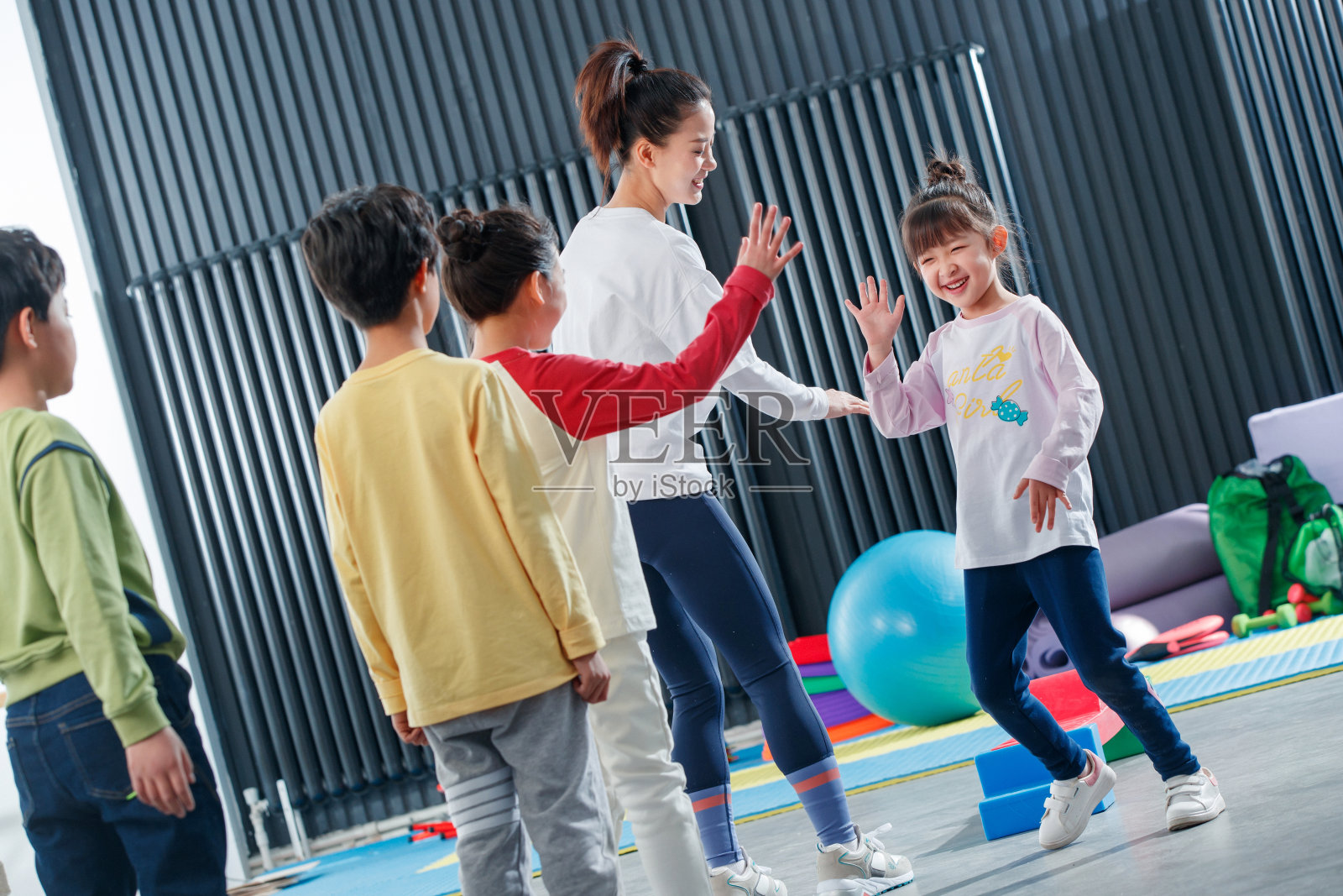 体能训练课上同学之间相互击掌照片摄影图片