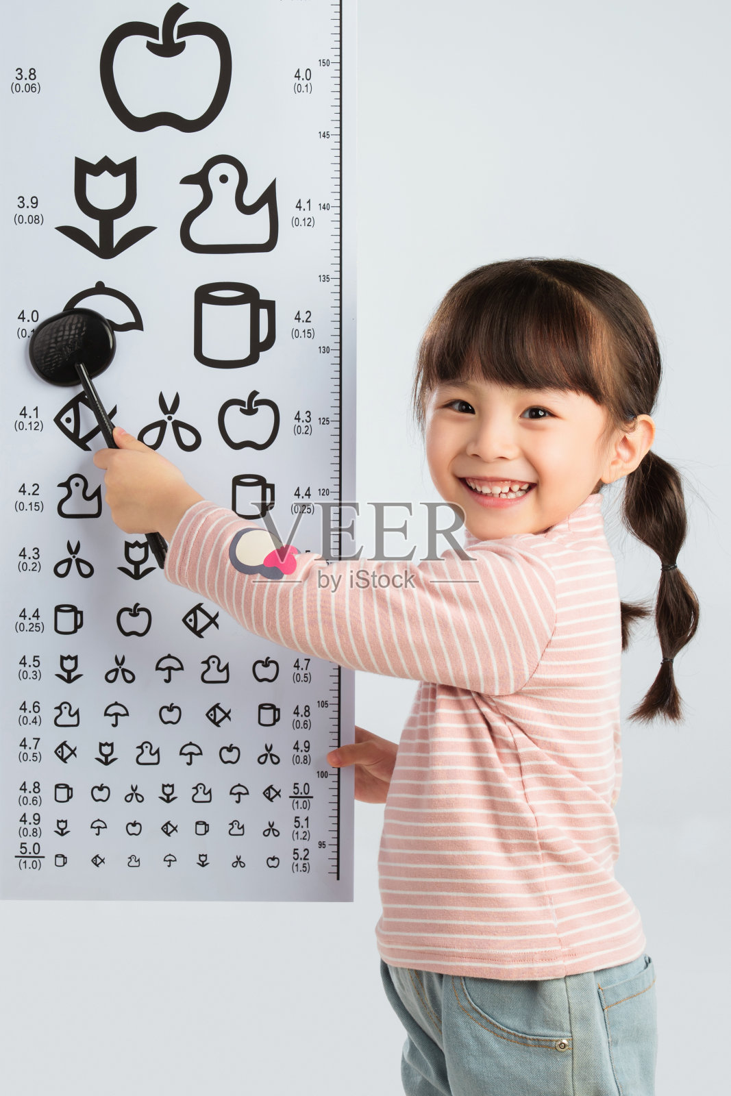 可爱的小女孩检查视力照片摄影图片