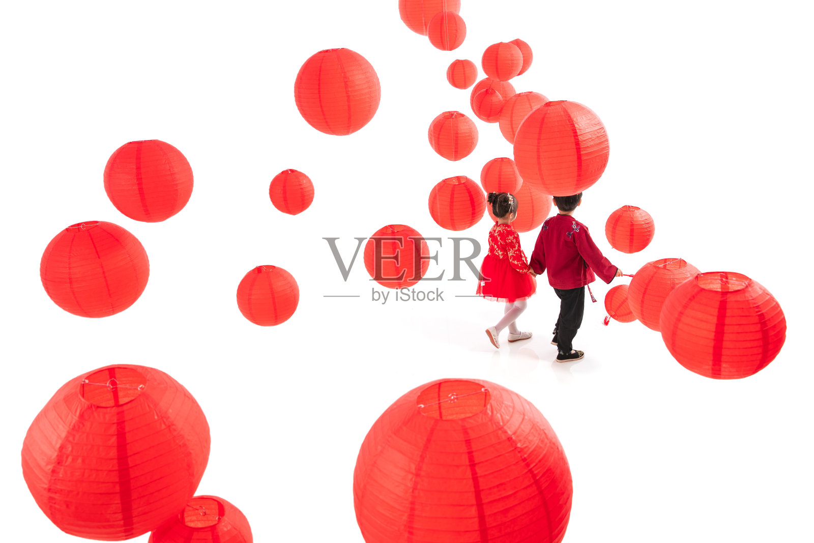 红灯笼下玩耍的男孩女孩背影照片摄影图片