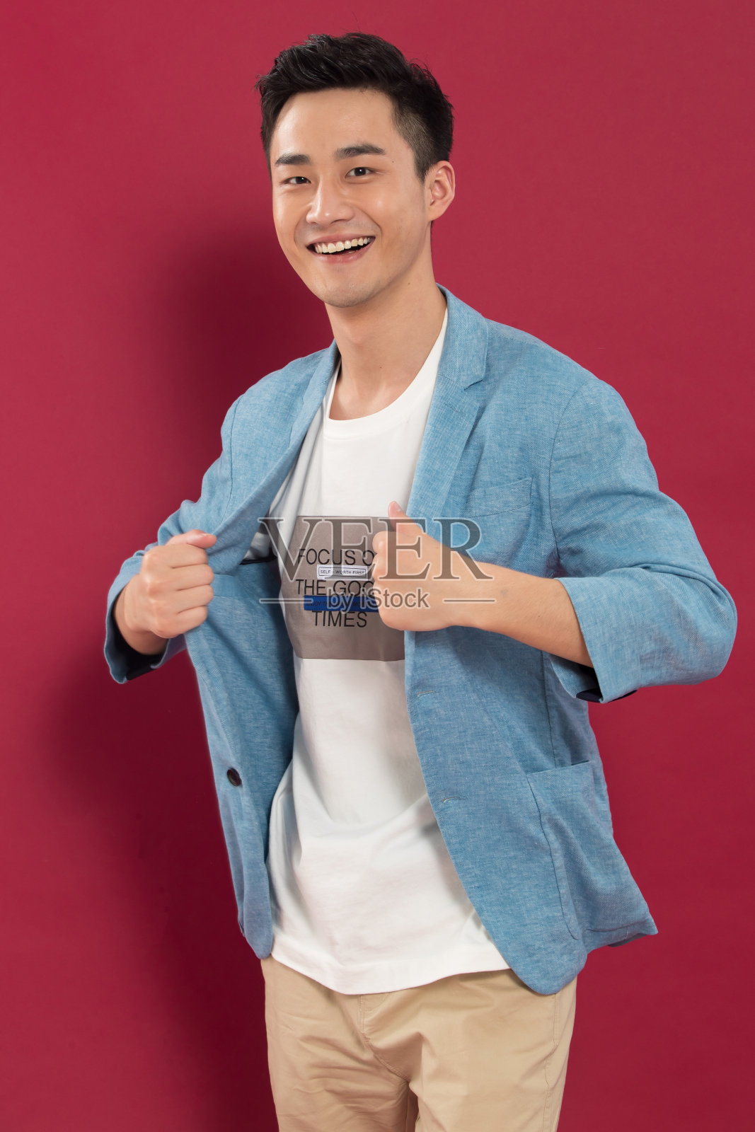 自信的青年男人照片摄影图片