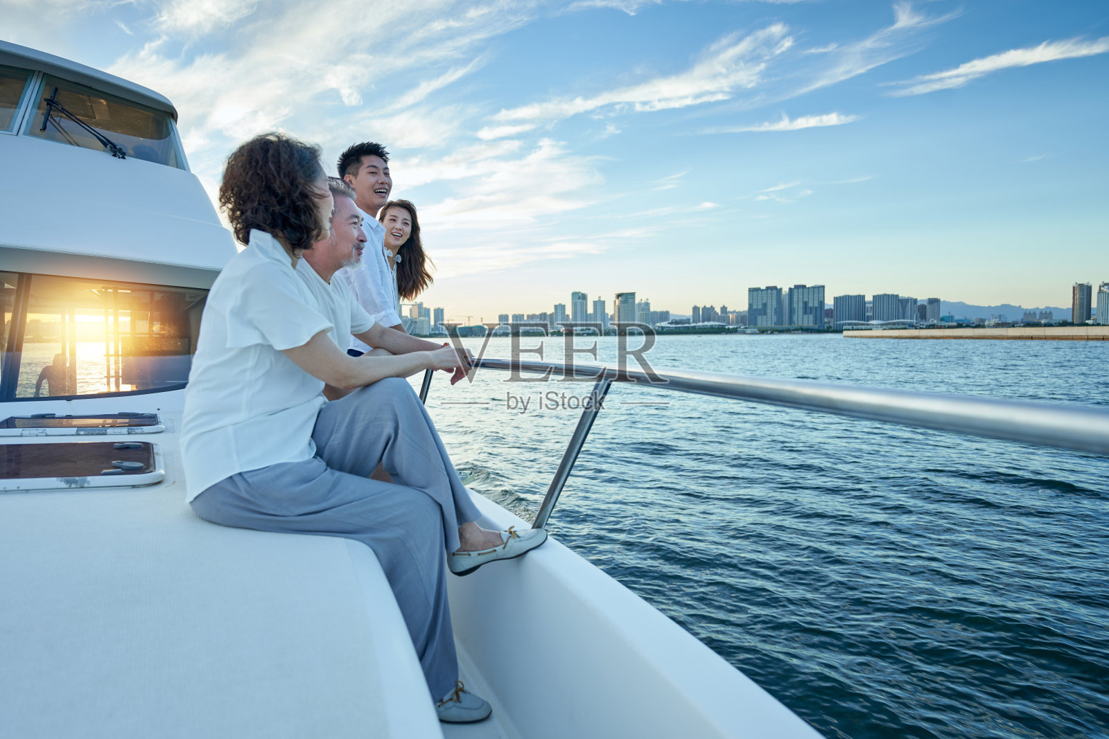 快乐家庭乘坐游艇出海照片摄影图片