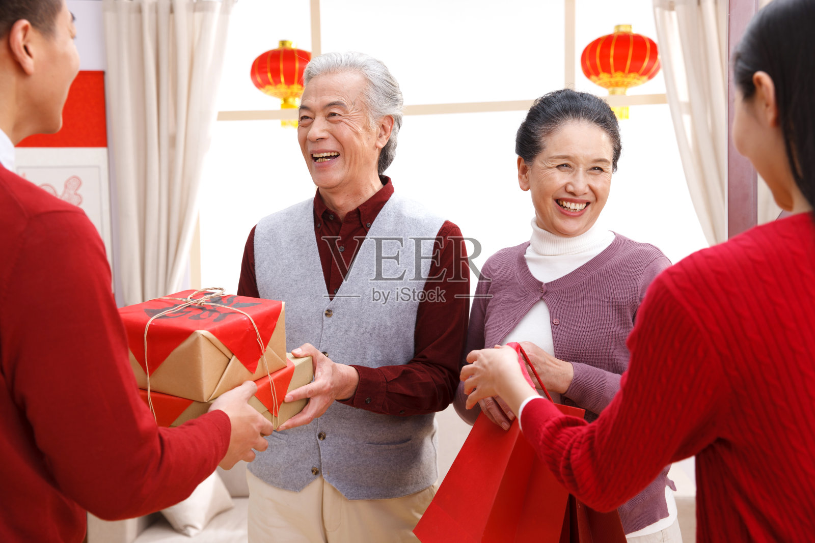 快乐家庭过新年照片摄影图片