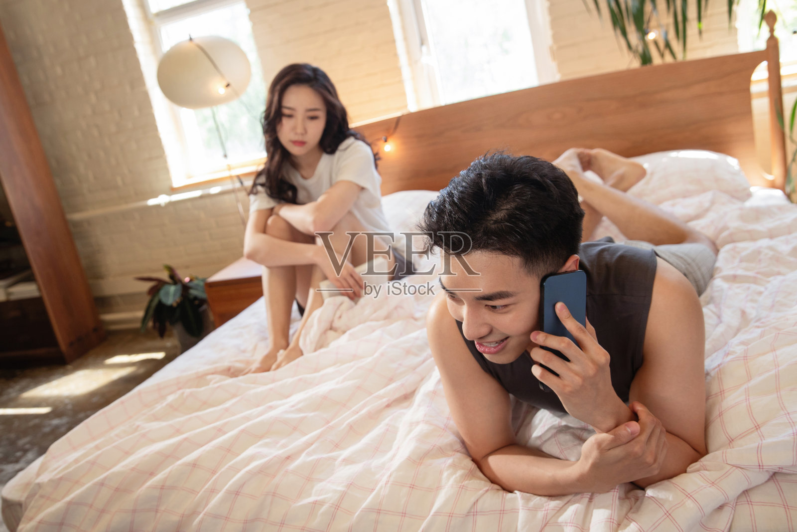 青年夫妇居家生活照片摄影图片