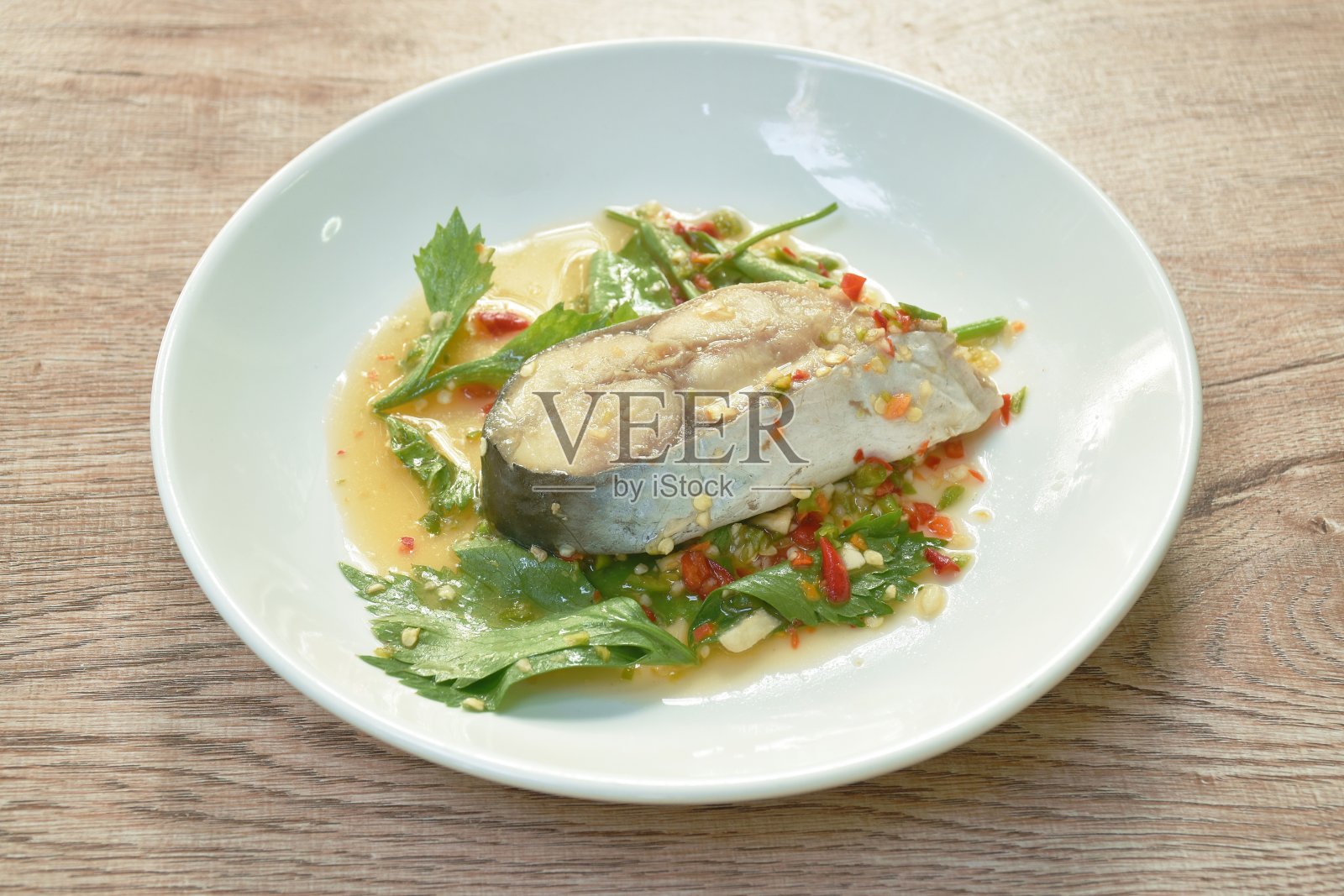 蒸多利鱼配辣椒和柠檬芹菜酱照片摄影图片