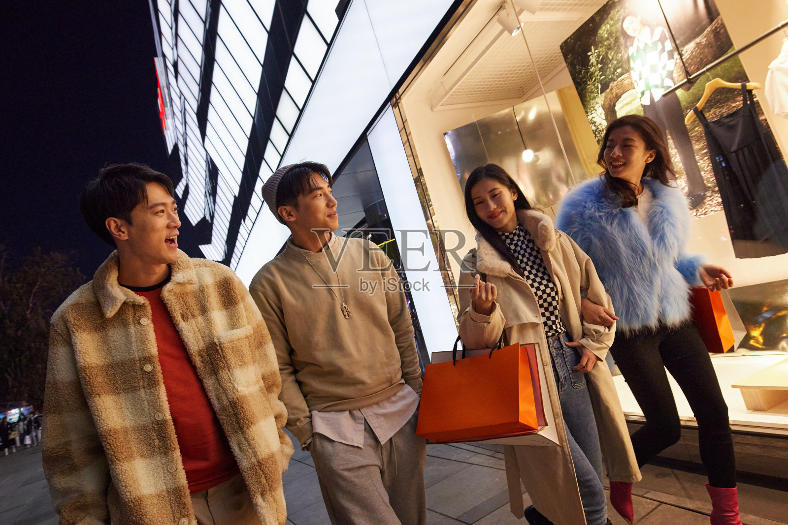 快乐的青年朋友逛街照片摄影图片