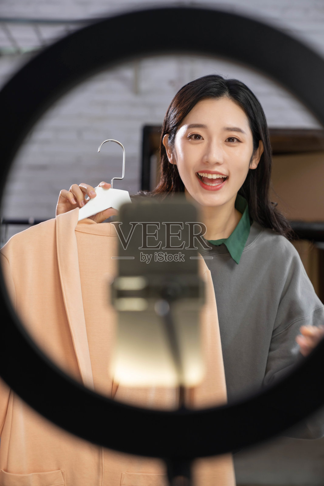 电商模特直播带货照片摄影图片