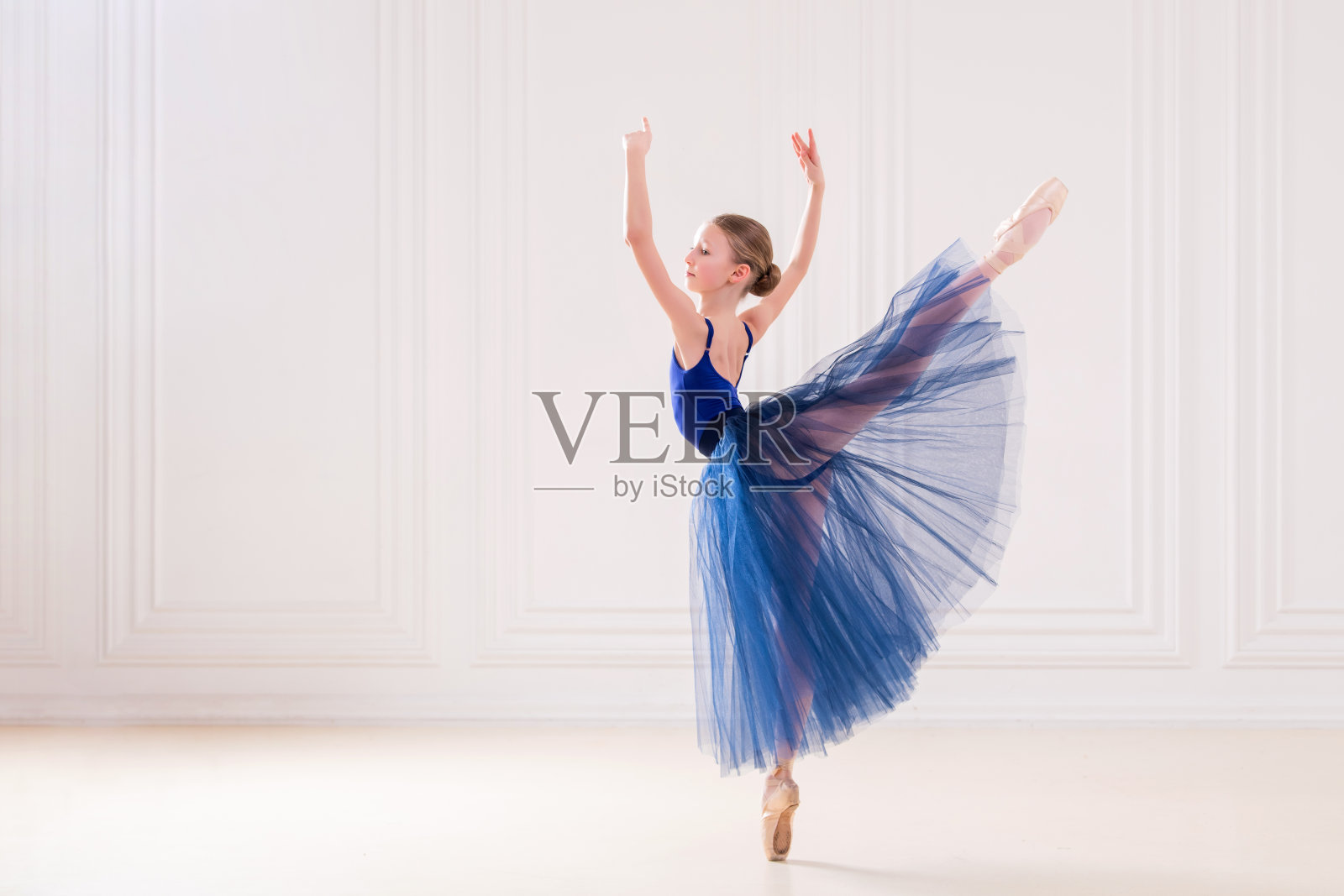 专业芭蕾舞学生在一个漂亮的白色房间里穿尖头鞋照片摄影图片