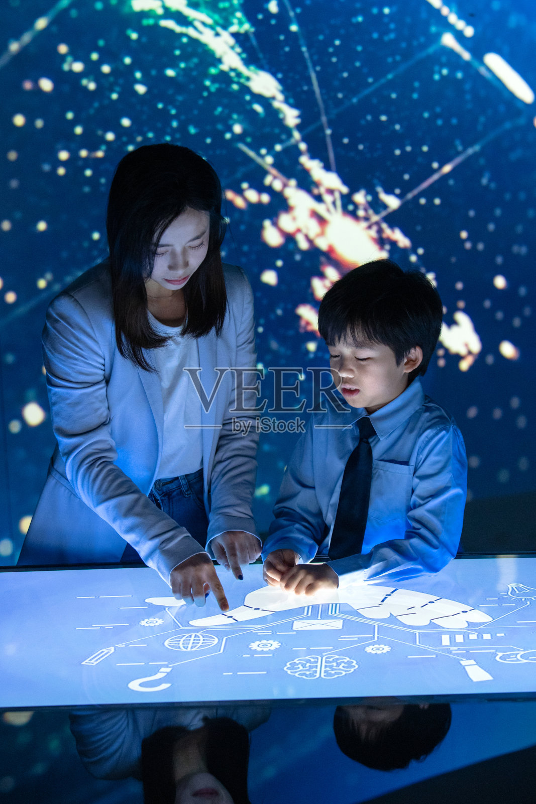 课堂上的老师和小学生照片摄影图片